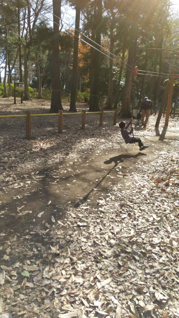 麻溝公園のターザンロープをする子ども